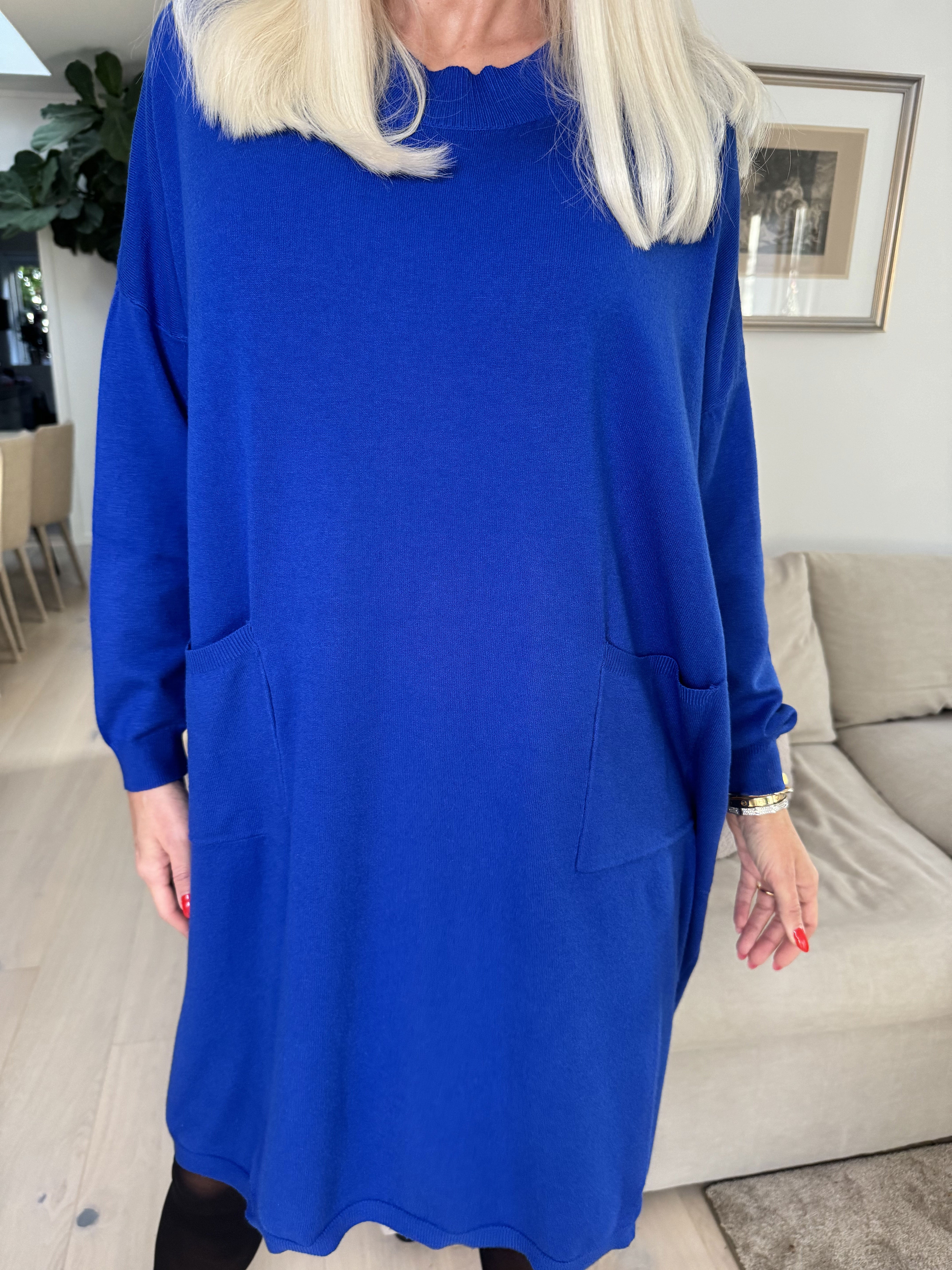 Dima - Mjukt stickad klänning med fickor